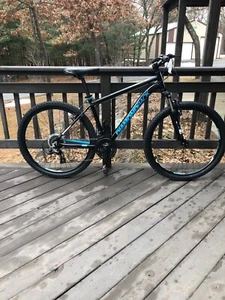DIAMONDBACK Sorento 27.5 wheels,18-inch frame Mountain Bike Black - Picture 1 of 15