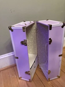 Vintage kleine lavendel bemalte Holz Puppenkoffer mit Kunststoff und Messingbesatz - Bild 1 von 13