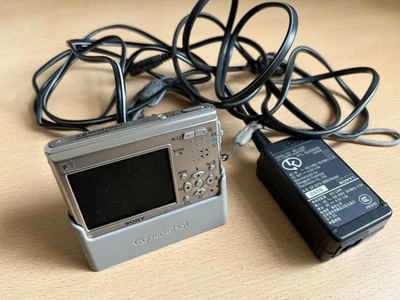 Sony Cybershot DSC-T1 camera with stand and charger FOCUS ISSUE! - Image 1 of 4