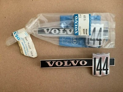 2 (PAR) NOS Volvo 140 144 emblemas emblema guardabarros 1967 1968 1969 1970 raro 677716 Foto 1 de 2