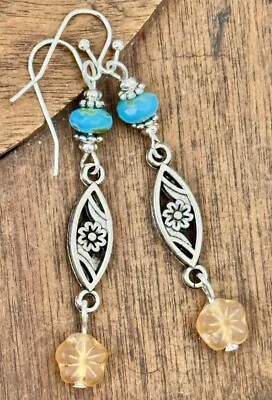 Pendientes de plata grabados, cuentas turquesa y flores doradas. Boho Chic. Foto 1 de 3