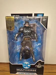 Traje Batman Etiqueta Dorada Hazmat con Iluminado Símbolo Murciélago Juguetes Mcfarlane - Imagen 1 de 14