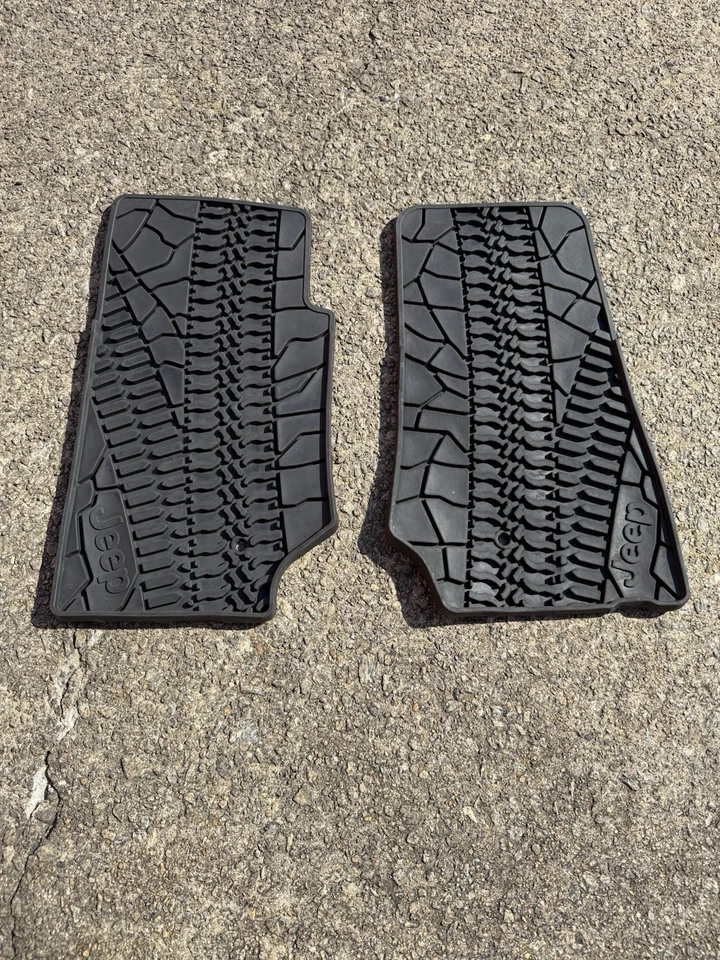 Juego de alfombrillas delanteras para todo tipo de clima Jeep Wrangler 2007-2017 OEM 82210164AC Foto 1 de 1