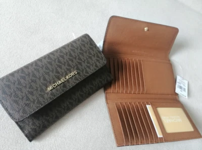 Carteira feminina Michael Kors Travel com três dobras pulseira - Imagem 1 de 4