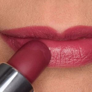 Zoya Mackenzie Lipstick - Medium Tone Crushed Berry Red Burgundy Cream - Bild 1 von 6