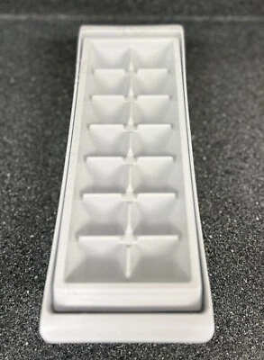 Juego de 2 Bandejas de Cubitos de Hielo de Plástico Blanco Apilables 12” y 10 1/2” Selladas Totalmente Nuevas Foto 1 de 4