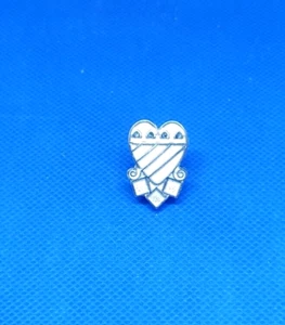 Pin de solapa a rayas de diamante con pala de corazón plateado acabado pulido chorro de arena fundido NUEVO - Imagen 1 de 3