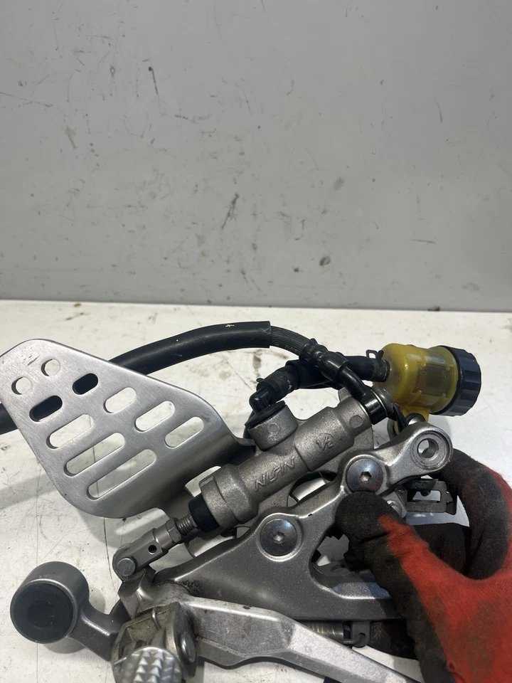 Главный цилиндр заднего тормоза 2006 Yamaha YZF R6 — 2C02583V0100 - Изображение 1 из 1