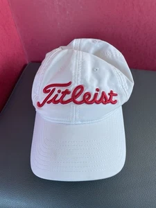 Titleist Cappello da golf Tour Series berretto da golf FJ FootJoy ProV1 strap-back rosso su bianco - Foto 1 di 7