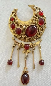VTG Crescent Moon Brooch Gold Tone Red Cabochons Ornate Filagree Brooch Pin - Picture 1 of 3