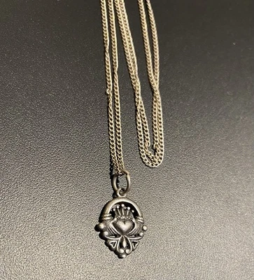 Collar colgante Claddagh de plata de ley 925 vintage en cadena de plata 925 de 18" Foto 1 de 4