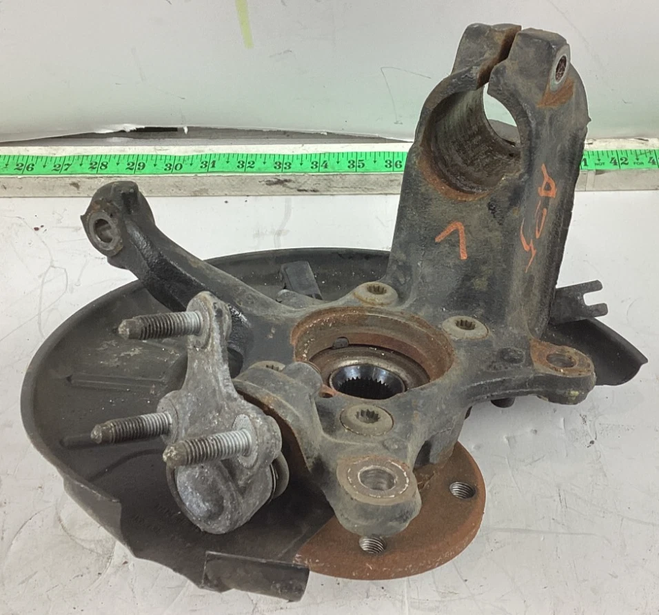 Volkswagen Jetta 2011-2018 eje delantero izquierdo buje nudillo 1K0615311F OEM. Foto 1 de 4