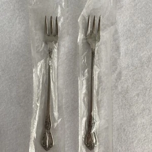 Oneida Deluxe Stainless Flatware KENNETT SQUARE NEW Set of 2 Cocktail Forks - Picture 1 of 6