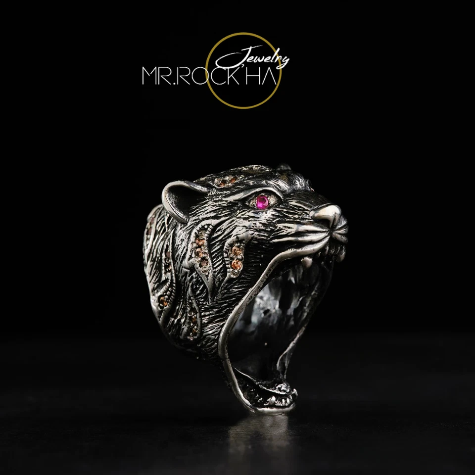 Anel unissex prata 925 K com gravação em relevo gato leão rugindo irritado, zircão rosa - Imagem 1 de 4