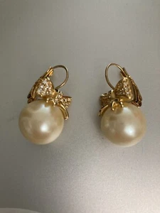 JOAN RIVERS GOLD PLATED RHINESTONE BOW LARGE PEARL LEVER BACK EARRINGS - Picture 1 of 4