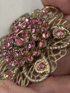 Spilla vintage strass rosa filigrana stratificata tono oro spilla 1,75” puntinata - Foto 1 di 11