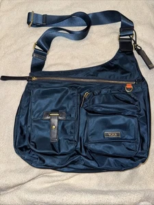 Borsa a tracolla Tumi asimmetrica Voyageur Sumatra blu navy ECCELLENTE - Foto 1 di 9