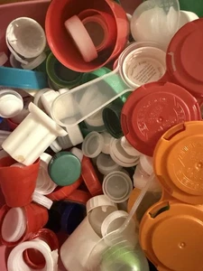 300 tapas de botellas de plástico surtidas mixtas artesanías proyectos escolares cucharas tapas - Imagen 1 de 5