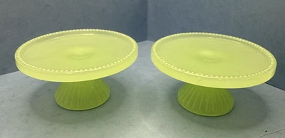 DOS Mini Jadita 4” Plato de Pastel Soporte Pedestal Cupcake De Colección Miniatura Jade Bueno Foto 1 de 4