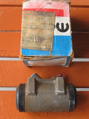 Cilindro de rueda de freno de tambor delantero izquierdo 1974-76 Plymouth Valiant 3744939 NOS Foto 1 de 4