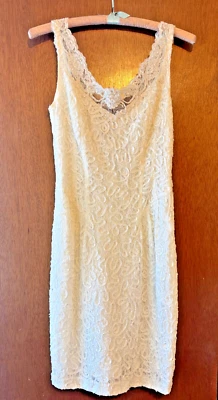 Vestido de noche/novia de diseñador marfil con cuentas hasta la rodilla Foto 1 de 4