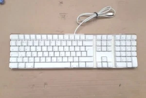  Apple A1048➡️Wired Keyboard❗️GENUINE❗️WHITE | With NUMPAD | UK QWERTY Layout  - Picture 1 of 6