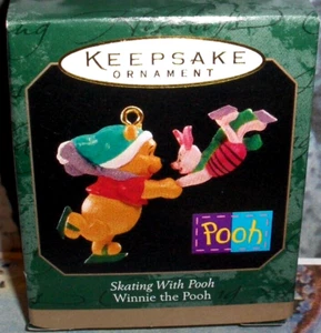 Schlittschuhlaufen mit Pooh`1999`Miniatur-Disney's-Winnie The Pooh,Punze Ornament-NEU - Bild 1 von 6