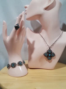 Avon Armband silberfarben mit türkisfarbenem Akzent, Ringgröße 5. & Halskette Set  - Bild 1 von 10