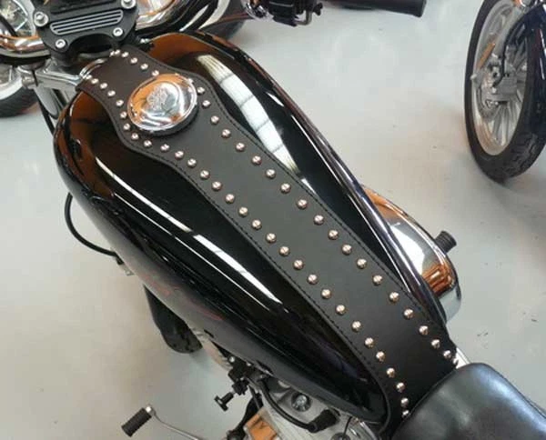 Copriserbatoio cover cuoio nero bochie per Harley Davidson Sportster XL > 1994 - Immagine 1 di 3