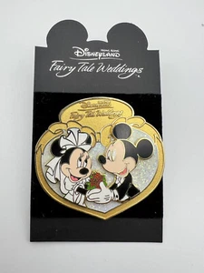 Prendedor de regalo de bodas de cuento de hadas de Disney HKDL Hong Kong (Mickey y Minnie Heart) - Imagen 1 de 4