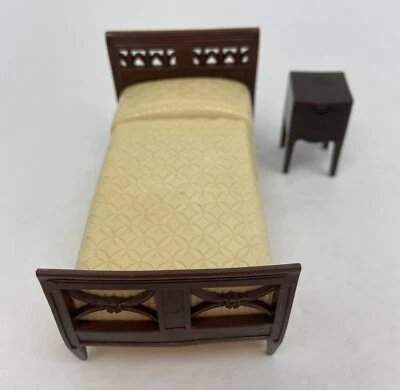 Renwal Miniature 1/16 Scale Dollhouse Furniture Bed & Nightstand Cream #B81 - Image 1 of 4