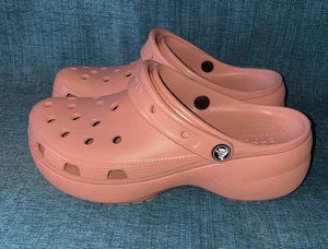 ZUECO PLATAFORMA CLÁSICO CROCS para mujer talla 9’s - Imagen 1 de 6
