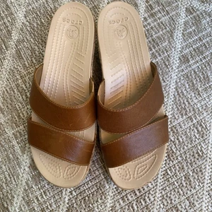 Crocs A-Leigh sandalo con zeppa in sughero da donna taglia 6 marrone cinturino in pelle scarpa comoda - Foto 1 di 8