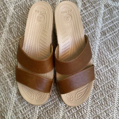 Sandalia de cuña de corcho Crocs A-Leigh para mujer talla 6 correas de cuero marrón zapato cómodo Foto 1 de 4