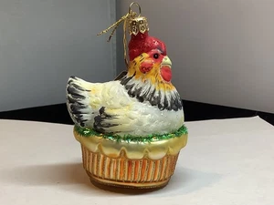 Adorno navideño europeo vintage gallina en nido The Whitehurst Company - Imagen 1 de 6