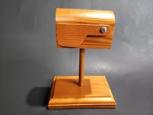Dispensador de rollos de escritorio de buzón de madera artesanal de colección excelente estado - Imagen 1 de 12