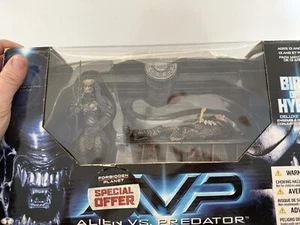 McFarlane Toys - Alien vs Predator AVP - Birth of The Hybrid Deluxe Boxed Set - Picture 1 of 5