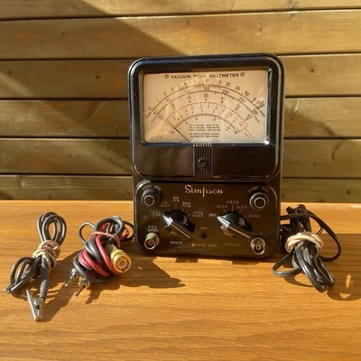 VOLTÍMETRO TUBO DE VACÍO SIMPSON de colección modelo 303 con cables | Hecho en EE. UU., 1957 Foto 1 de 4