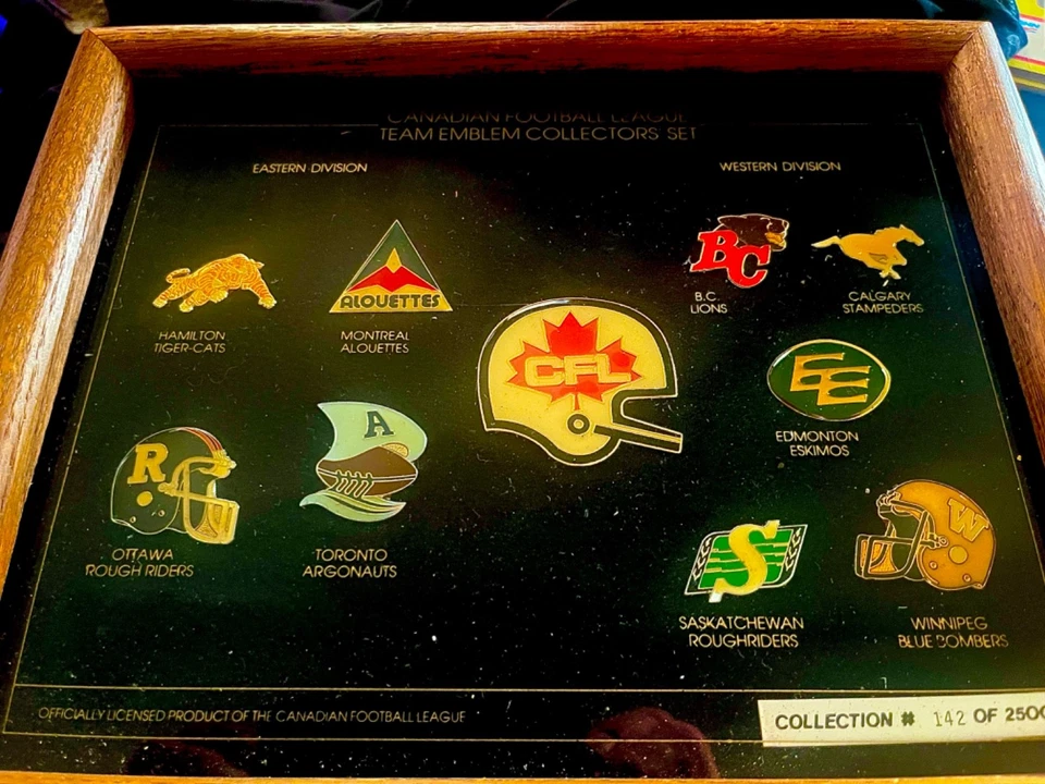 Juego de prendedores de equipo de fútbol vintage (CFL) Foto 1 de 1