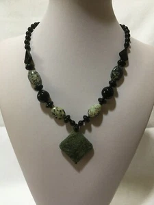 Collana lunga bijoux pietra centrale semi preziosa - Foto 1 di 5