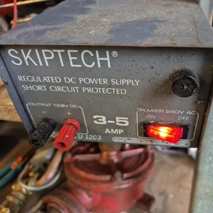 FUENTE DE ALIMENTACIÓN CC regulada skiptech 240V entrada a 13.8v DC 22 7100 - Imagen 1 de 5