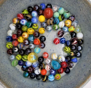 Vintage? Marble Lot Of 106 Glass Balls Glitter Swirl Cat Eye Some Shooters - Bild 1 von 6