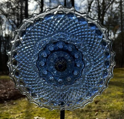 Arte de patio reutilizado de flores de jardín de vidrio con volantes azul y transparente Foto 1 de 4