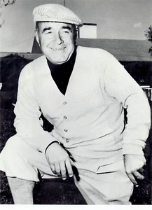 Foto vintage 1970 Gene Sarazen posando y usando la última moda de golf para hombre  - Imagen 1 de 2