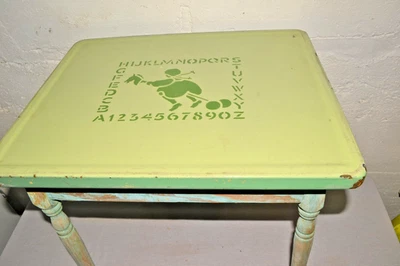 Antigua mesa de enseñanza para niños pequeños de porcelana verde esmaltada y madera de los años 30 Foto 1 de 4