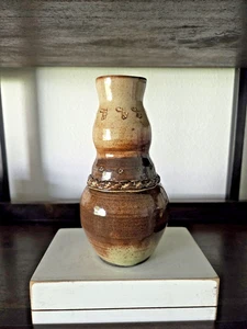 Handgefertigte Studiokeramik Vase 7,25" signiert MAM braun creme Glasur rustikales Steinzeug - Bild 1 von 9