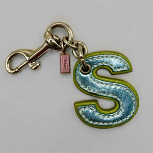 Coach Taschenanhänger Metallic Seafoam Grün Buchstabe S - Bild 1 von 4