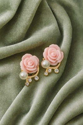 Pendientes Anthropologie Flor Rosa Mariposa Tachuela Oro Cristal Circonita cúbica Perla Acrílico Foto 1 de 4