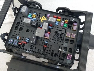 2015-2019 Chevy Silverado 2500 3500 /GMC Sierra 2500 3500 pickup Engine Fuse Box - Imagem 1 de 4