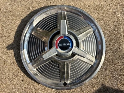 (1) 罕见 1965 年福特野马快背,可转换,Coupe Spinner 轮毂盖,14 英寸原始设备制造商 — 第 1/4 张图片